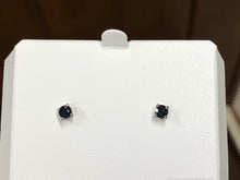 Laden Sie das Bild in den Galerie-Viewer, Sapphire White Gold Earrings