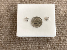 Laden Sie das Bild in den Galerie-Viewer, Silver Star Diamond Earrings