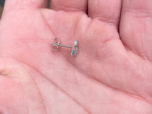 Laden Sie das Bild in den Galerie-Viewer, Silver Star Diamond Earrings