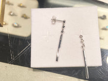 Laden Sie das Bild in den Galerie-Viewer, Silver Diamond Dangle Earrings