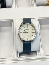 Cargar imagen en el visor de la galería, Women's Seiko Watch Mother Of Pearl Dial