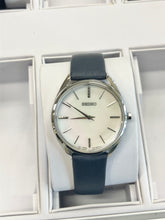 Cargar imagen en el visor de la galería, Women's Seiko Watch Mother Of Pearl Dial