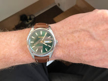 Cargar imagen en el visor de la galería, Seiko Leather Strap Watch Green Dial With Day/Date Calendar