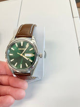 Cargar imagen en el visor de la galería, Seiko Leather Strap Watch Green Dial With Day/Date Calendar