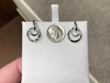Laden Sie das Bild in den Galerie-Viewer, Diamond Silver Circle Earrings
