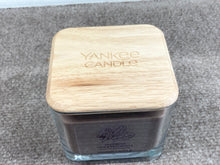 Laden Sie das Bild in den Galerie-Viewer, Soothing Oak & Patchouli Yankee Candle
