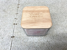 Laden Sie das Bild in den Galerie-Viewer, Bright Pomelo & Amber Yankee Candle