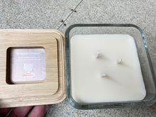 Laden Sie das Bild in den Galerie-Viewer, Renewing Coconut And Iris Yankee Candle