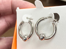 Cargar imagen en el visor de la galería, Cape Cod Silver Cubic Zirconia Hoop Earrings