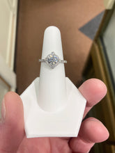 Laden Sie das Bild in den Galerie-Viewer, Lab Created One Carat  Diamond Engagement Ring