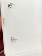 Laden Sie das Bild in den Galerie-Viewer, Sapphire White Gold Earrings