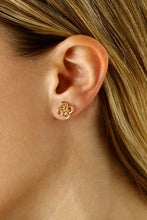 Laden Sie das Bild in den Galerie-Viewer, Twist Clover Gold Stud Earrings