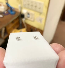 Cargar imagen en el visor de la galería, Quarter Carat Natural Diamond Earrings