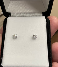 Charger l&#39;image dans la galerie, Natural Diamond Stud White Gold Earrings