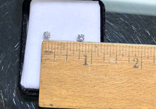 Charger l&#39;image dans la galerie, Natural Diamond Stud White Gold Earrings