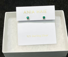 Laden Sie das Bild in den Galerie-Viewer, Gold Plated Green Stud Earrings