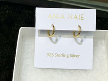 Cargar imagen en el visor de la galería, Small Silver Gold Plated Huggie Hoop Earrings