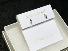 Laden Sie das Bild in den Galerie-Viewer, Silver Sparkle Stud Earrings Ania Haie