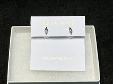 Laden Sie das Bild in den Galerie-Viewer, Silver Sparkle Stud Earrings Ania Haie