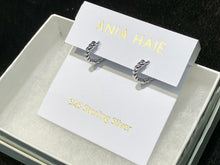 Laden Sie das Bild in den Galerie-Viewer, Silver Texture Small Huggie Hoop Earrings