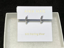 Laden Sie das Bild in den Galerie-Viewer, Silver Texture Small Huggie Hoop Earrings