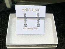 Laden Sie das Bild in den Galerie-Viewer, Silver Molten Cascade Bezel-Set Teardrop Stud Earrings