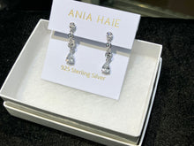 Laden Sie das Bild in den Galerie-Viewer, Silver Molten Cascade Bezel-Set Teardrop Stud Earrings