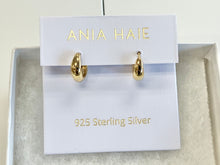 Laden Sie das Bild in den Galerie-Viewer, Luxe Huggie Hoop Earring