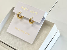 Laden Sie das Bild in den Galerie-Viewer, Luxe Huggie Hoop Earring