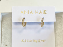 Cargar imagen en el visor de la galería, Gold Plated Huggie Hoop Earrings