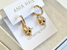 Laden Sie das Bild in den Galerie-Viewer, Gold Astrolabe Charm Huggies