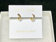 Laden Sie das Bild in den Galerie-Viewer, Gold Texture Small Huggie Hoop Earrings