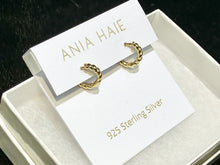 Laden Sie das Bild in den Galerie-Viewer, Gold Texture Small Huggie Hoop Earrings
