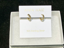 Laden Sie das Bild in den Galerie-Viewer, Gold Texture Small Huggie Hoop Earrings