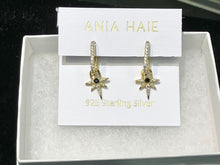Laden Sie das Bild in den Galerie-Viewer, Gold Black Onyx Star Drop Huggies Earrings