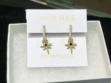 Laden Sie das Bild in den Galerie-Viewer, Gold Black Onyx Star Drop Huggies Earrings