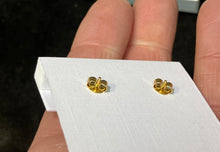 Laden Sie das Bild in den Galerie-Viewer, Gold Pyramid Glam Stud Earrings