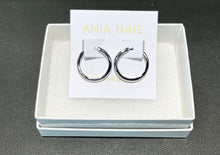 Laden Sie das Bild in den Galerie-Viewer, Silver Tube Medium Hoop Earrings