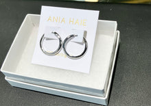 Laden Sie das Bild in den Galerie-Viewer, Silver Tube Medium Hoop Earrings