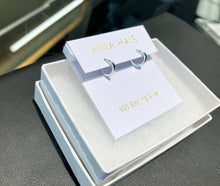 Laden Sie das Bild in den Galerie-Viewer, Silver Smooth Mini Huggie Hoop Earrings