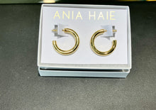 Charger l'image dans la galerie, Gold Classic Tube Medium Huggie Hoop Earrings
