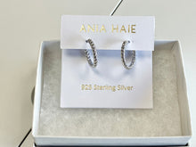 Charger l'image dans la galerie, Silver Texture Medium Huggie Hoop Earrings