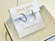 Charger l'image dans la galerie, Silver Texture Medium Huggie Hoop Earrings