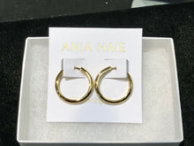 Laden Sie das Bild in den Galerie-Viewer, Gold Tube Medium Hoop Earrings