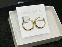 Laden Sie das Bild in den Galerie-Viewer, Gold Tube Medium Hoop Earrings