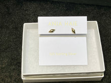 Laden Sie das Bild in den Galerie-Viewer, Gold Sparkle Studs