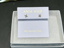 Charger l'image dans la galerie, Gold Four-Petal Stud Earrings