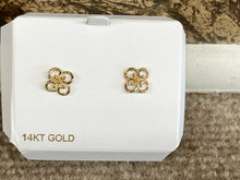 Laden Sie das Bild in den Galerie-Viewer, Twist Clover Gold Stud Earrings