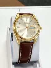 Laden Sie das Bild in den Galerie-Viewer, Seiko Watch With Leather Strap