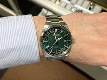 Laden Sie das Bild in den Galerie-Viewer, Seiko Men's Watch Green Dial With Date